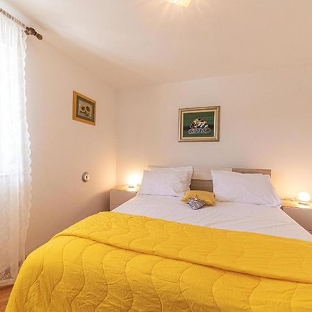 5 Bedroom Cozy Home In Okrug Donji Donji Okrug  Extérieur photo