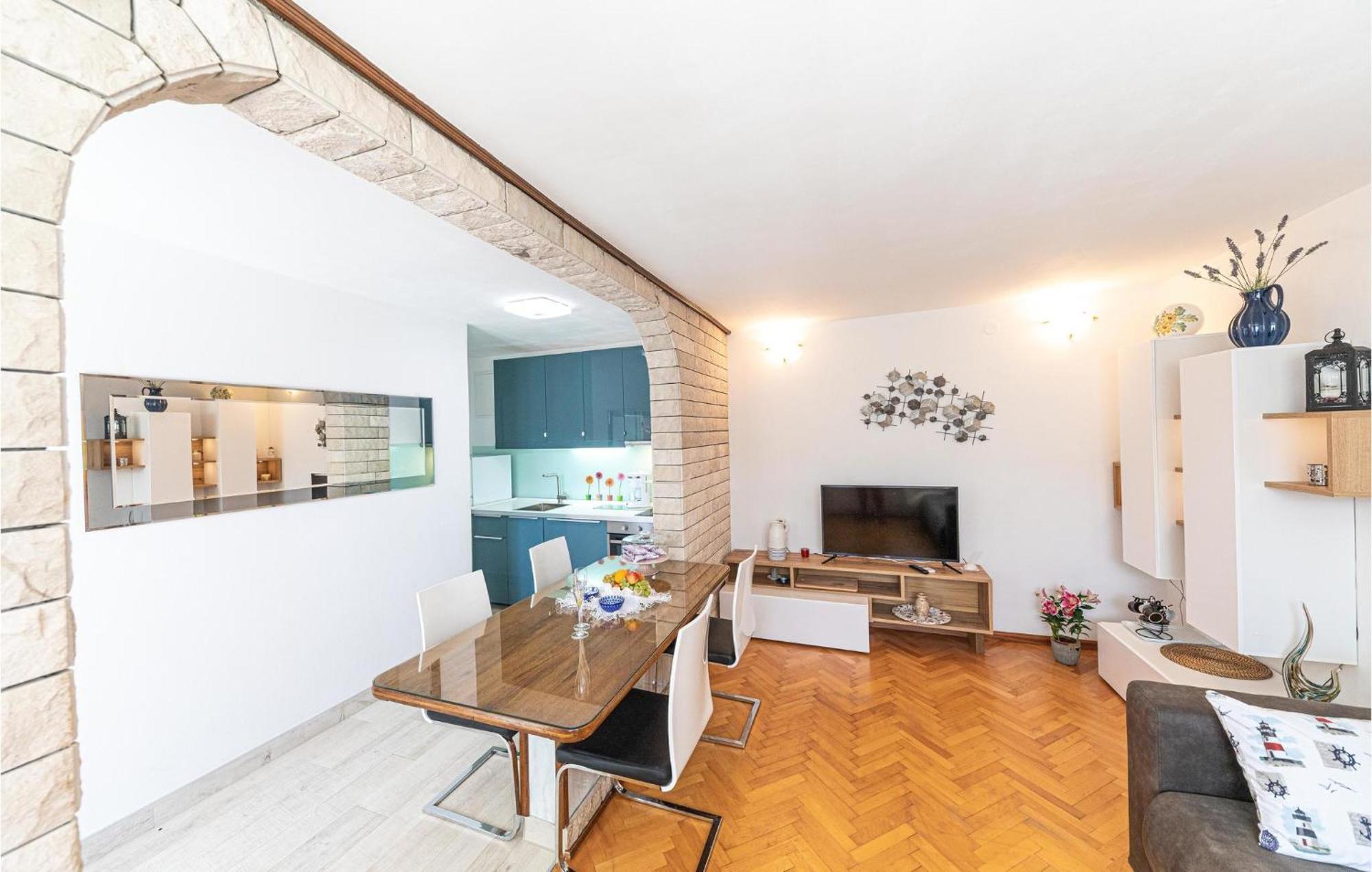 5 Bedroom Cozy Home In Okrug Donji Donji Okrug  Extérieur photo