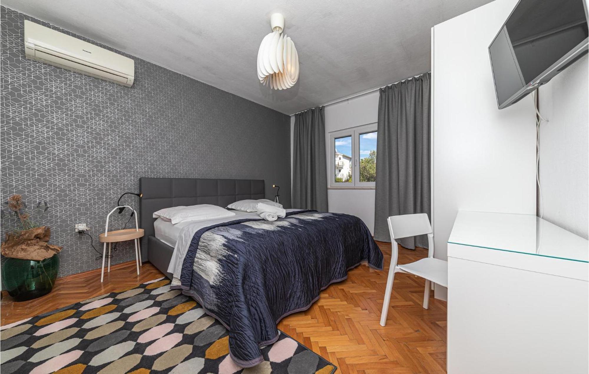 5 Bedroom Cozy Home In Okrug Donji Donji Okrug  Extérieur photo