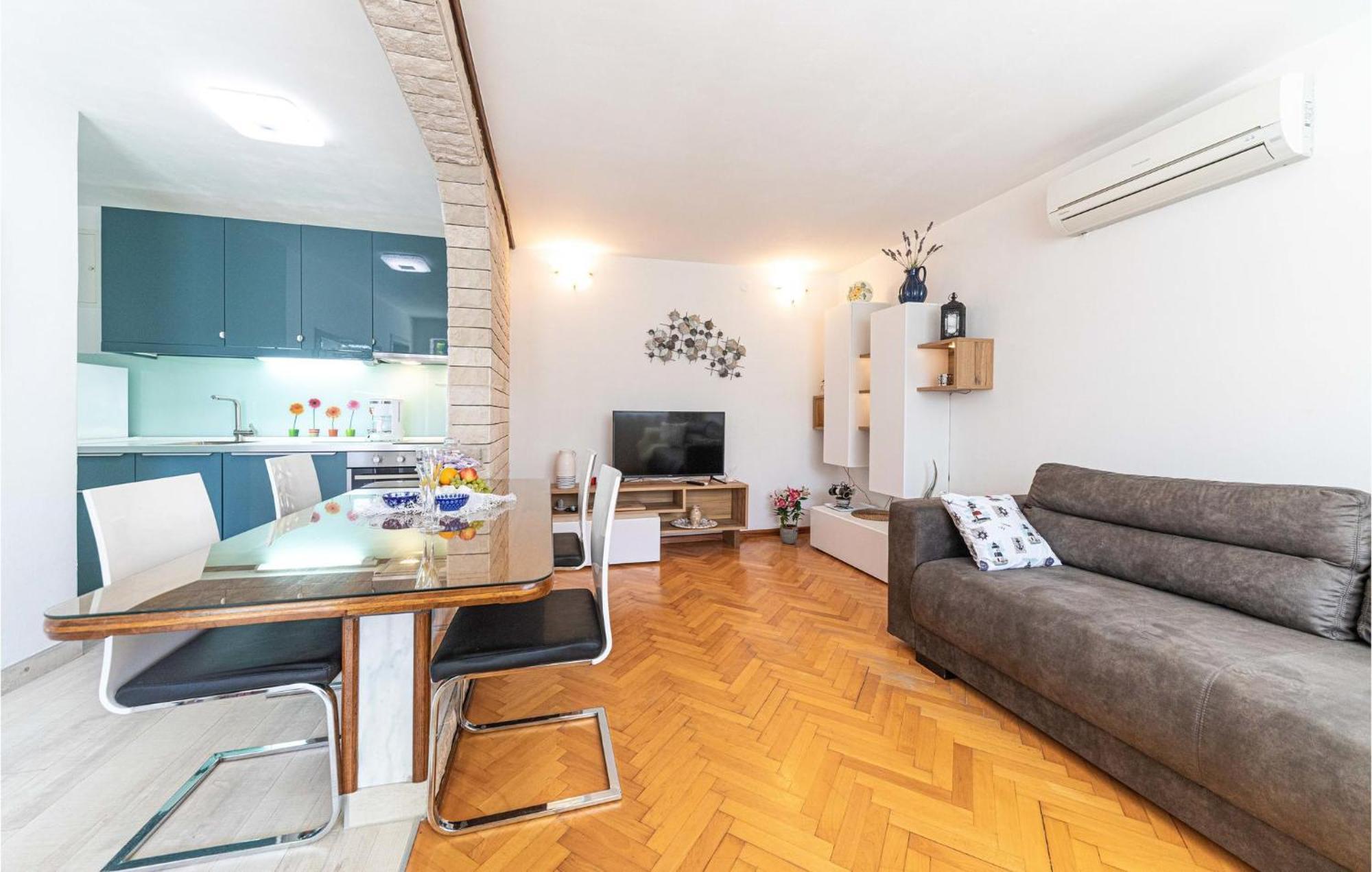 5 Bedroom Cozy Home In Okrug Donji Donji Okrug  Extérieur photo