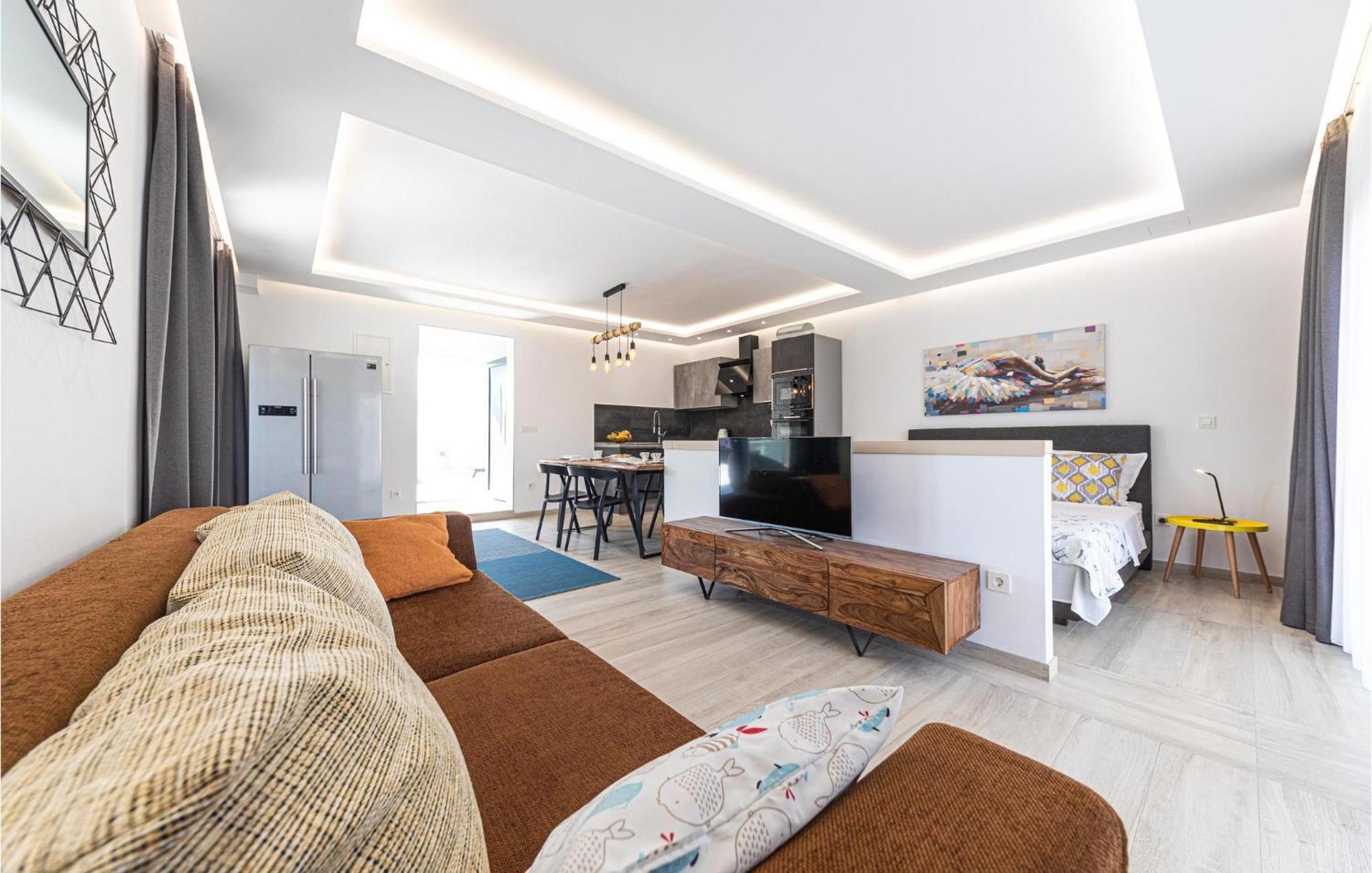 5 Bedroom Cozy Home In Okrug Donji Donji Okrug  Extérieur photo