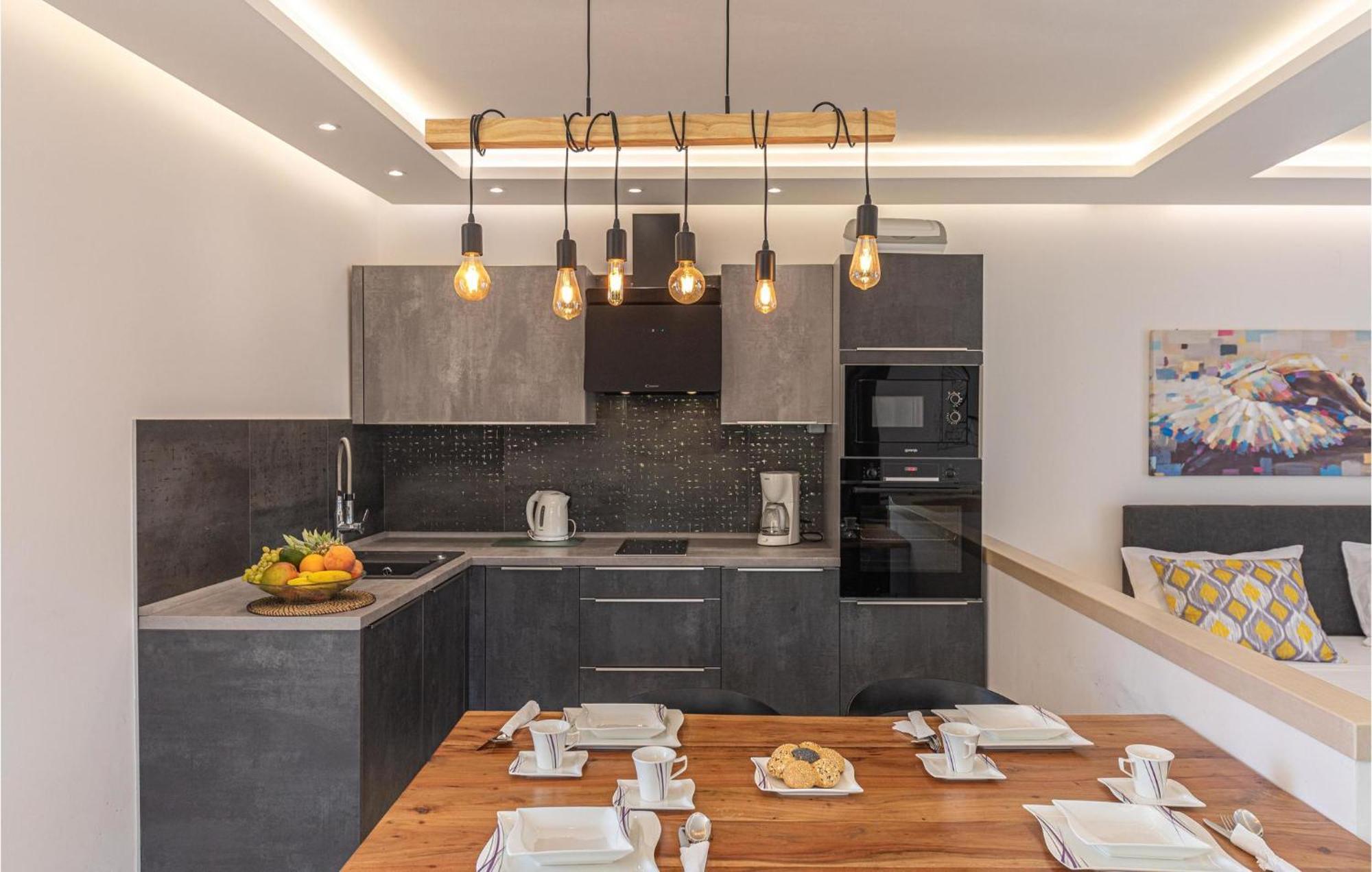 5 Bedroom Cozy Home In Okrug Donji Donji Okrug  Extérieur photo