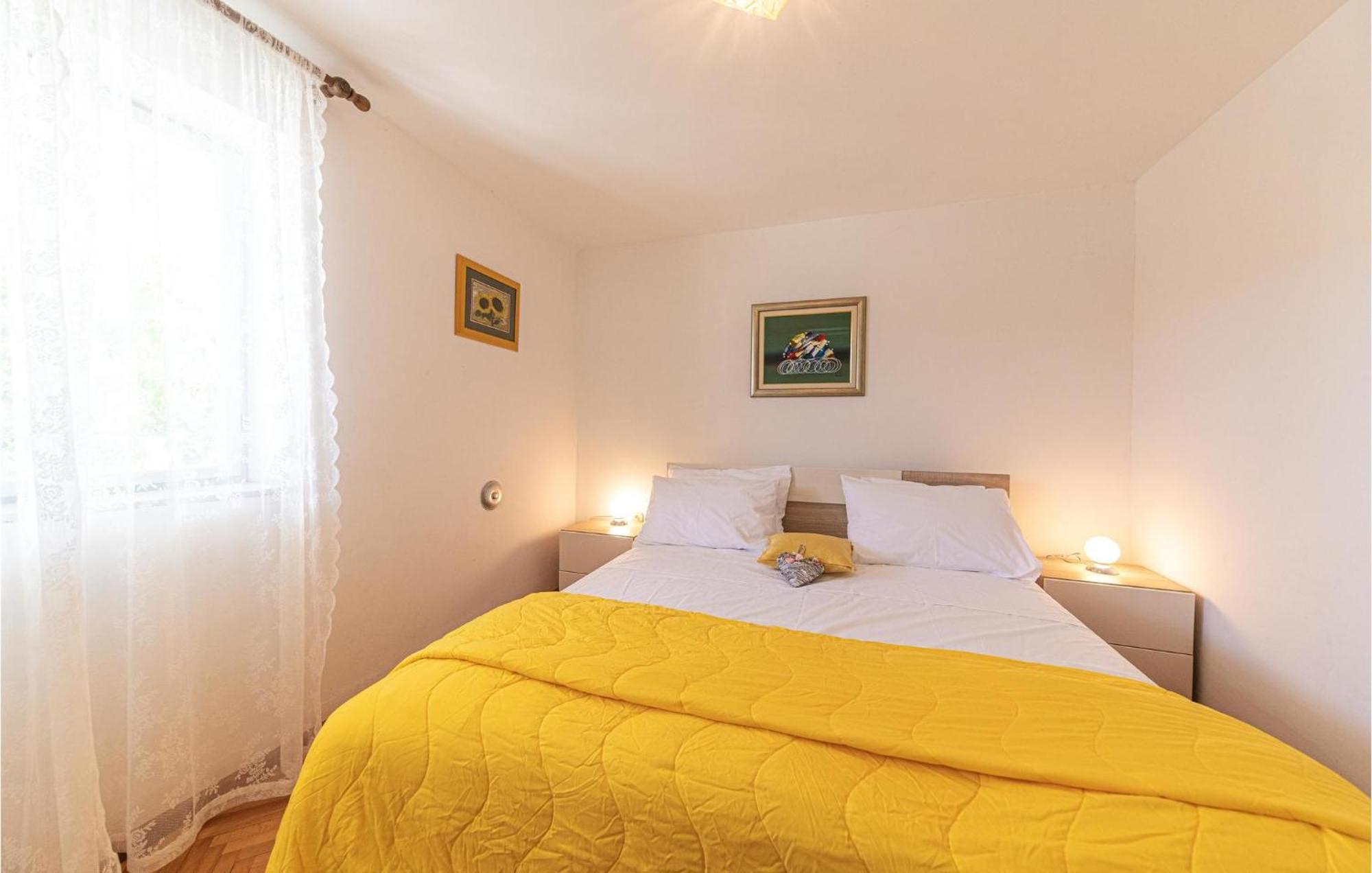 5 Bedroom Cozy Home In Okrug Donji Donji Okrug  Extérieur photo