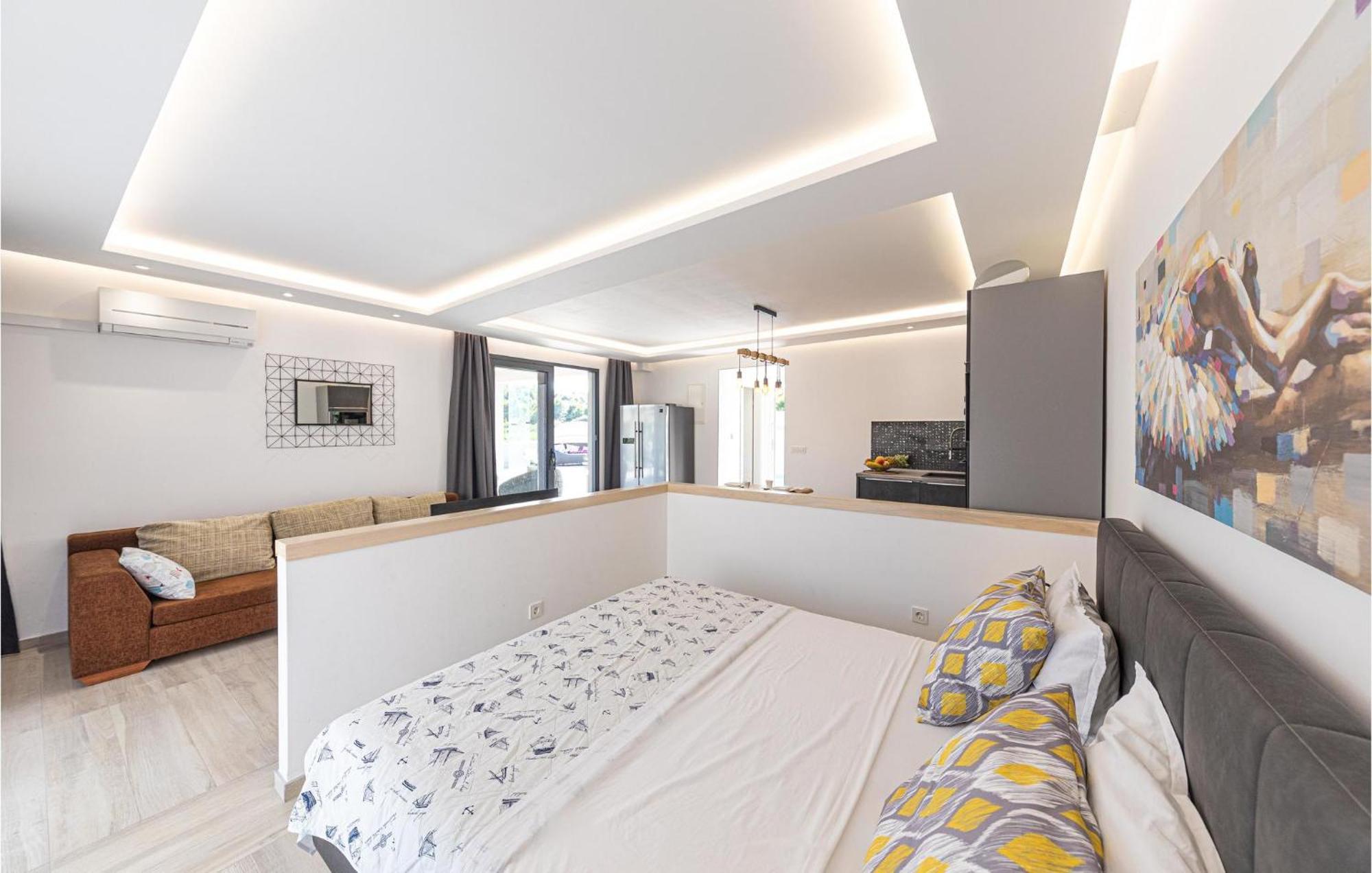 5 Bedroom Cozy Home In Okrug Donji Donji Okrug  Extérieur photo