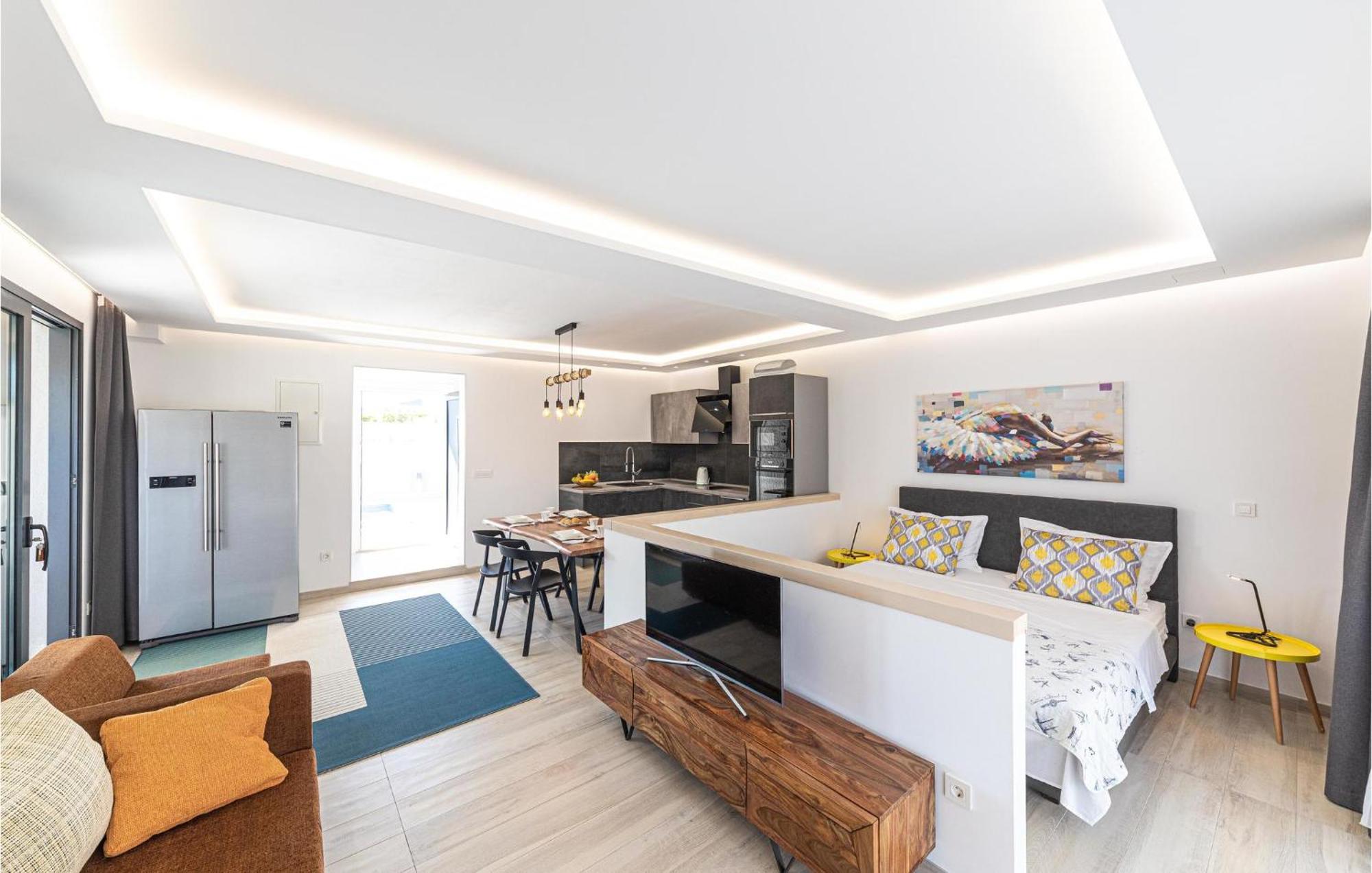 5 Bedroom Cozy Home In Okrug Donji Donji Okrug  Extérieur photo