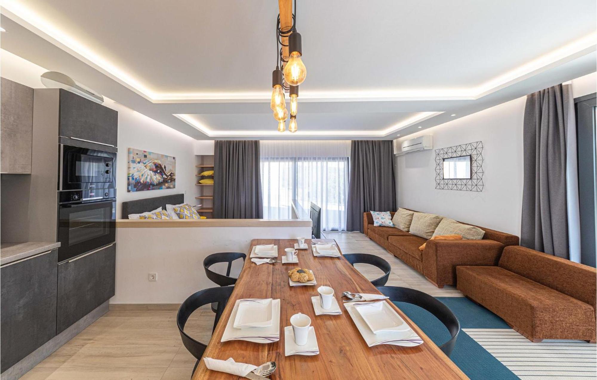 5 Bedroom Cozy Home In Okrug Donji Donji Okrug  Extérieur photo