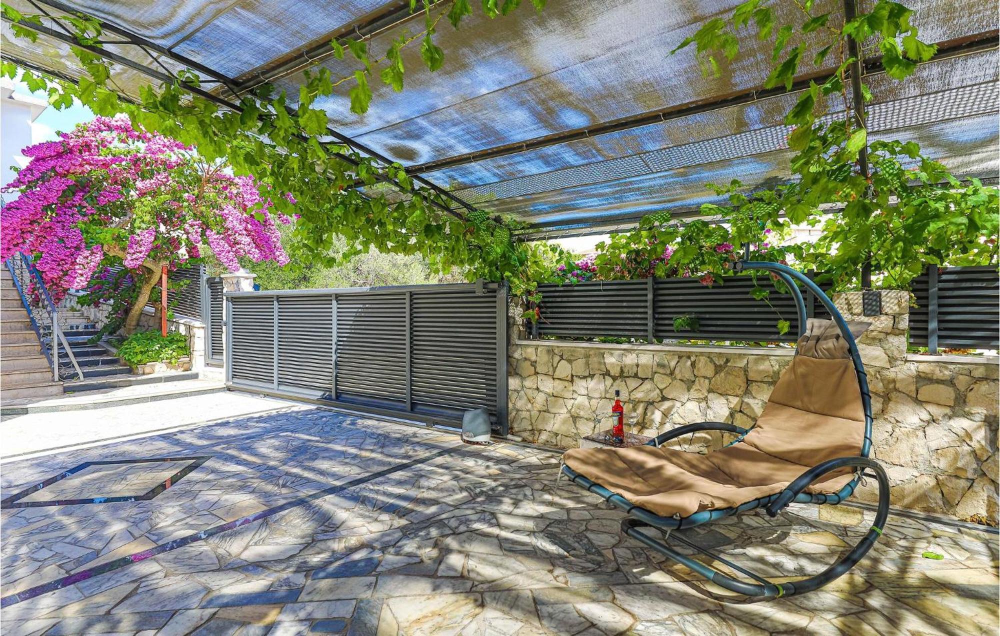 5 Bedroom Cozy Home In Okrug Donji Donji Okrug  Extérieur photo